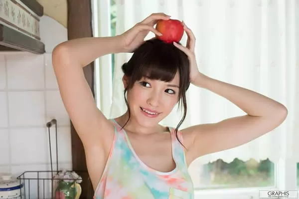 Graphis人体清新美少女桥本有菜之红苹果无圣光人体艺术套图
