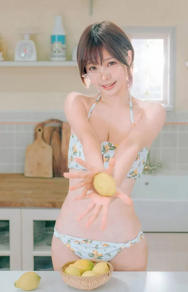 网红美女ElyEE子小清新比基尼厨房写真